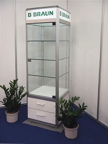 Pystyvitriini alalaatikostolla (1)